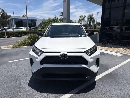 Ice Cap 2025 Toyota RAV4 LE