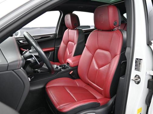2022 Porsche Macan Base