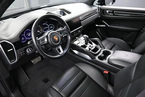 Jet Black Metallic 2022 Porsche Cayenne Turbo S