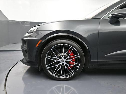 2024 Porsche Macan Turbo