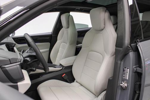 2025 Porsche Macan Turbo