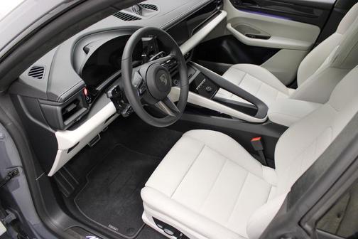 2025 Porsche Macan Turbo