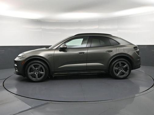 Aventurine Green Metallic 2025 Porsche Macan Turbo