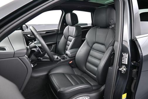 Volcano Grey Metallic 2026 Porsche Macan