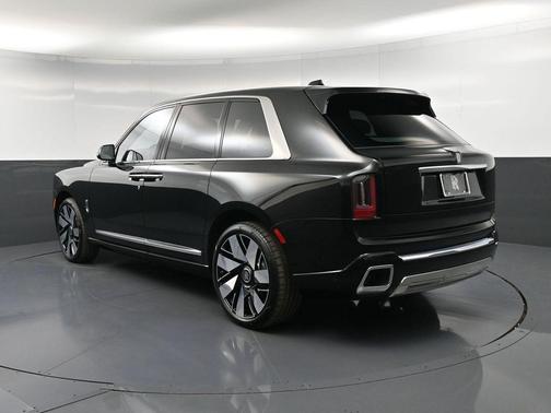 Black 2027 Rolls-Royce Cullinan