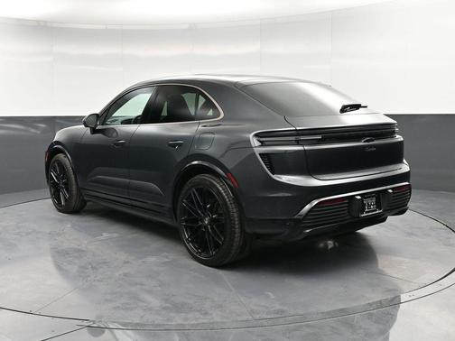 2024 Porsche Macan Turbo