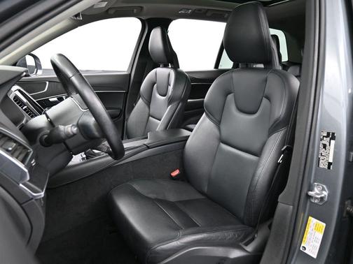 2020 Volvo XC90 T5 Momentum 7 Passenger