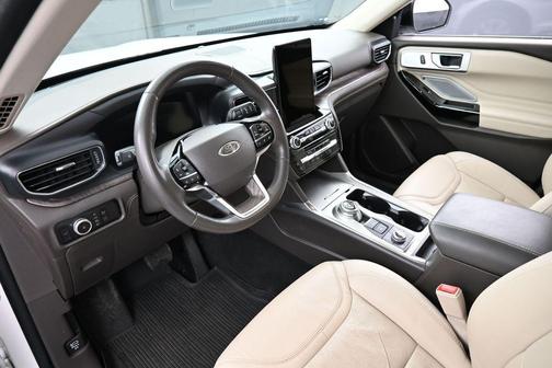 White Metallic 2023 Ford Explorer Platinum
