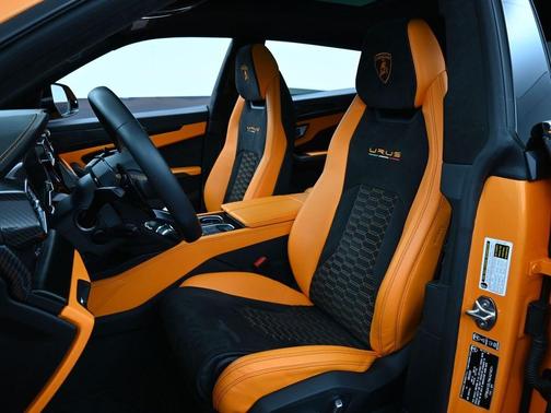2022 Lamborghini Urus Base