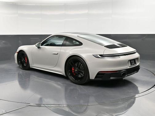 2022 Porsche 911 Carrera 4 GTS