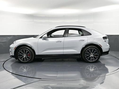 2025 Porsche Macan Turbo