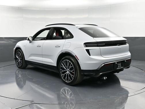 2025 Porsche Macan Turbo