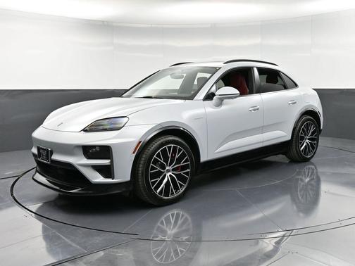 2025 Porsche Macan Turbo