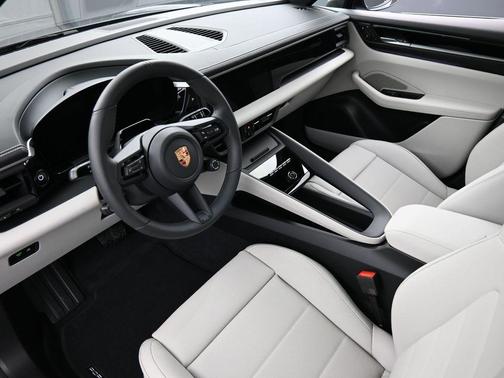 2026 Porsche Macan 4