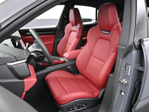 2026 Porsche Macan 4