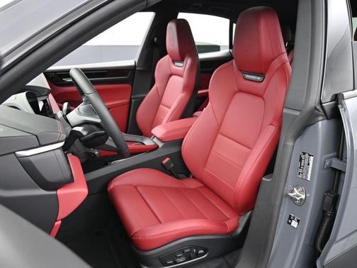 2026 Porsche Macan 4