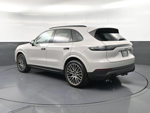 Chalk 2023 Porsche Cayenne Platinum Edition