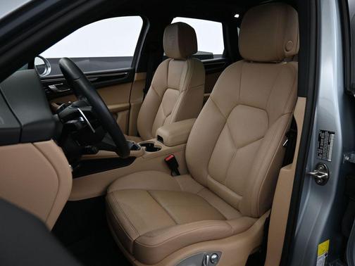 Dolomite Silver Metallic 2023 Porsche Macan