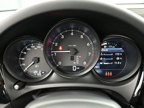 2022 Porsche Macan Base