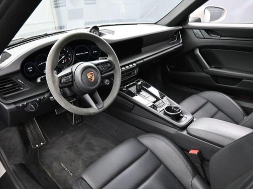 2024 Porsche 911 Carrera 4 GTS