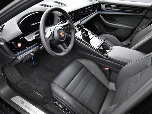 2025 Porsche Panamera 4