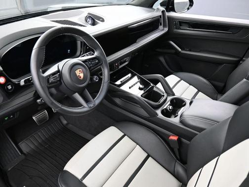 2025 Porsche Cayenne GTS
