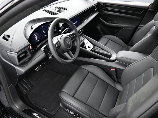 2025 Porsche Macan Turbo