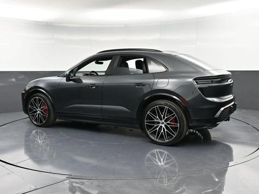2025 Porsche Macan Turbo