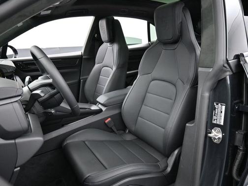 2025 Porsche Macan Turbo