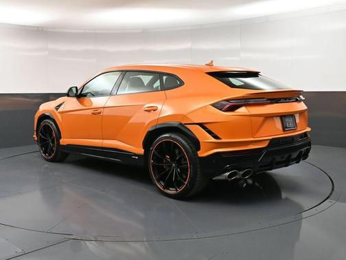 Gold 2023 Lamborghini Urus S