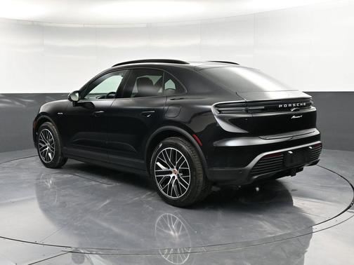 2026 Porsche Macan 4