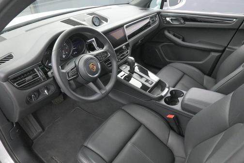 Carrara White Metallic 2026 Porsche Macan