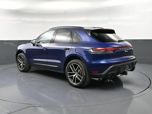 Gentian Blue Metallic 2025 Porsche Macan