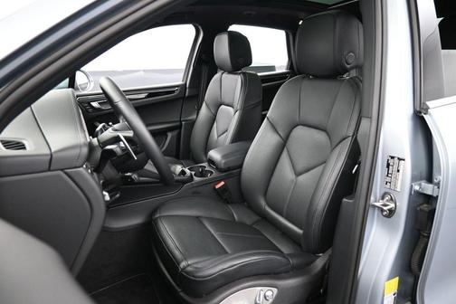 Dolomite Silver Metallic 2026 Porsche Macan