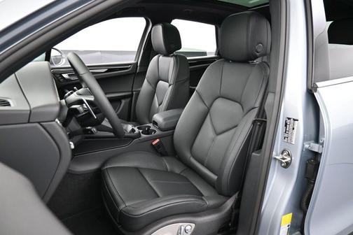 Dolomite Silver Metallic 2026 Porsche Macan Base