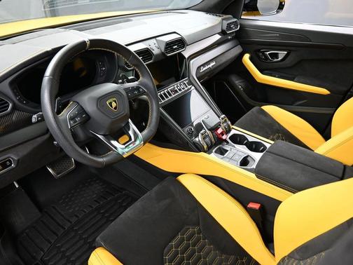 2022 Lamborghini Urus Pearl Capsule