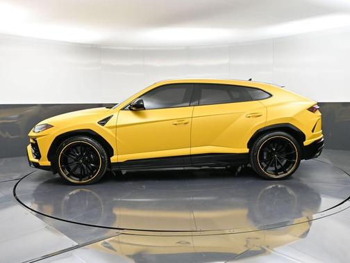 2022 Lamborghini Urus Pearl Capsule
