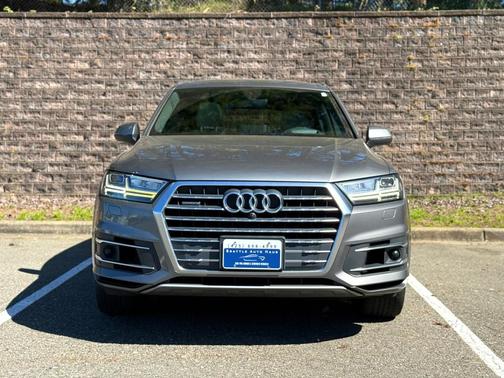 Graphite Gray Metallic 2017 Audi Q7 3.0T Prestige