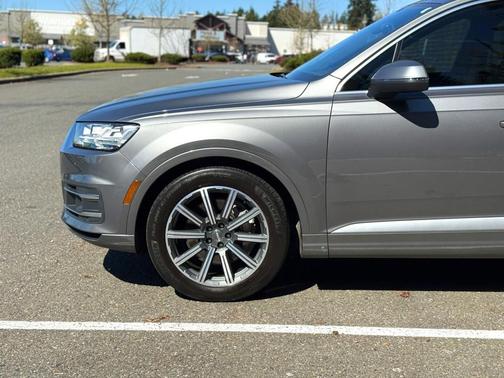 Graphite Gray Metallic 2017 Audi Q7 3.0T Prestige