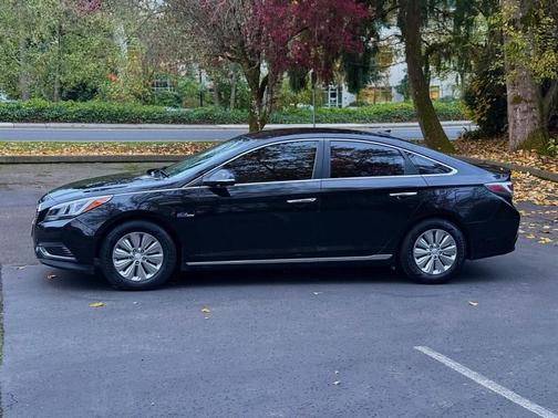 2017 Hyundai SONATA Hybrid SE