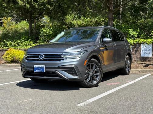 Platinum Gray Metallic 2022 Volkswagen Tiguan 2.0T SE