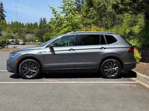 Platinum Gray Metallic 2022 Volkswagen Tiguan 2.0T SE