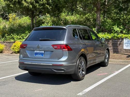 Platinum Gray Metallic 2022 Volkswagen Tiguan 2.0T SE
