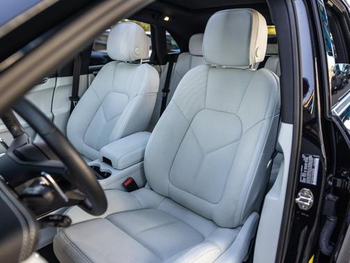 Jet Black Metallic 2025 Porsche Macan Macan