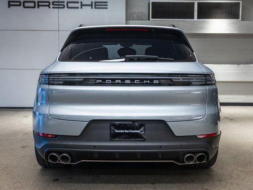 Dolomite Silver Metallic 2026 Porsche Cayenne Cayenne S E-Hybrid
