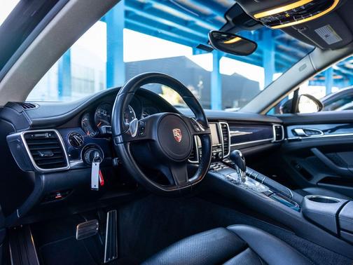Carbon Gray Metallic 2015 Porsche Panamera 4