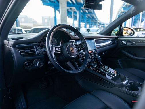 Jet Black Metallic 2023 Porsche Macan Macan