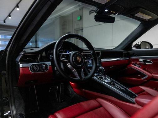 2018 Porsche 911 Carrera