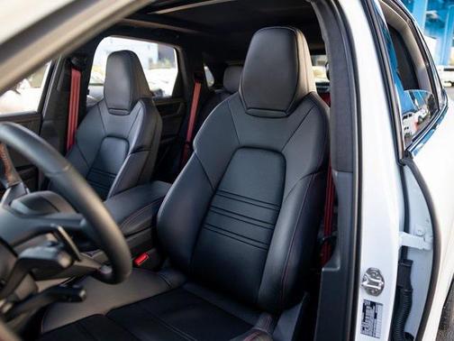 2025 Porsche Cayenne GTS