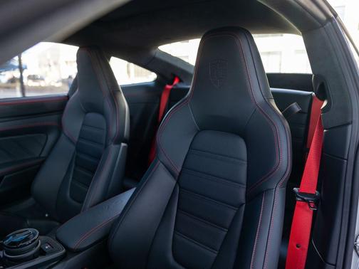 2026 Porsche 911 Carrera 4 GTS